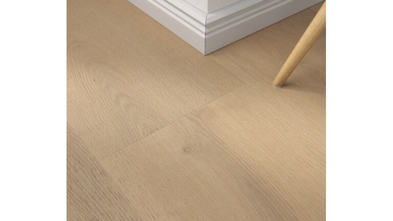 Detailaufnahme eines Bodenbelags mit Holzoptik